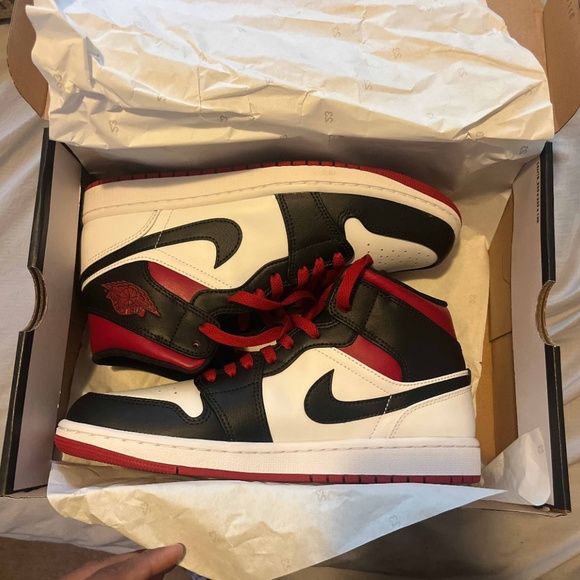 2023 AIR JORDAN 1 MID GYM RED BLACK TOE’ - Picture 2 of 7